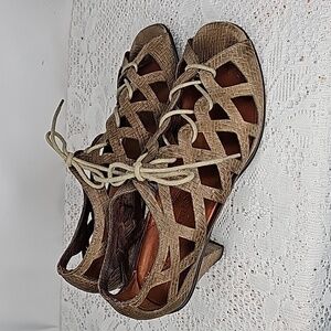 Gentle Souls Okey Dokey leather peep toe lace up sandal heels sz 10